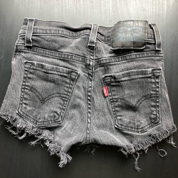 levis cutoff shorts